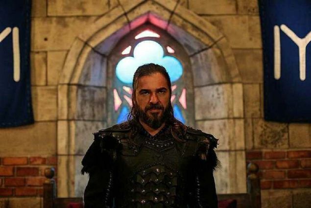 Erturul Bey ve lbilge Hatun ile Albast'nn karlamas srasnda ise Dirili Erturul'un nceki sezonlarnn sevilen isimlerinden Gndodu Bey diziye geri dnd. <br><br>  Uurumun kenarna skan Albast, kendisini nehre att ancak lmedi.  <br><br>  Dizinin dn akamki blmne katlan yeni isim Mool istihbarat tekilatnn bandaki isim Aribuka oldu. Aribuka, Albast'y Kay alplerinin elinden kurtarp yakn bir yerde bulunan maaraya adamlar ile birlikte gtrd.  <br><br>  Erturul Bey ve Alplerine yaplan basknda ise Mergel ve Dumrul ldrlerek diziye veda etti. Turgut Alp ise ar yaraland. 