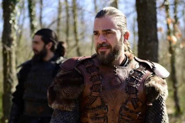 Dirili Erturul dizisi 146. blmyle nefes kesti, hayranlarn oke etti.  <br><br>  Dirili Erturul'un dn akamki blmnde Mergel ve Dumrul ldrlerek diziye veda etti. Dizinin hayranlar ar yaralanan Turgut Alp iin de (Cengiz Cokun) lyor mu, diziden ayrlyor mu? sorularn soruyor. 