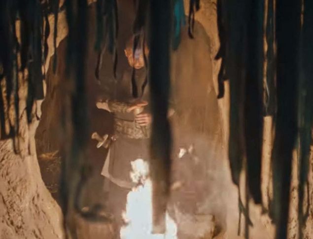 'Hayatna dair ok az bilgi vardr. Onun tarih bir ahsiyet olmayp halk rivayetlerinde ortaya kan efsanev bir kii olduu da ileri srlr. Bununla birlikte ilk Osmanl kronikleri yannda baz Bizans kaynaklarnda eitli asker faaliyetleri dolaysyla ad zikredilir. 