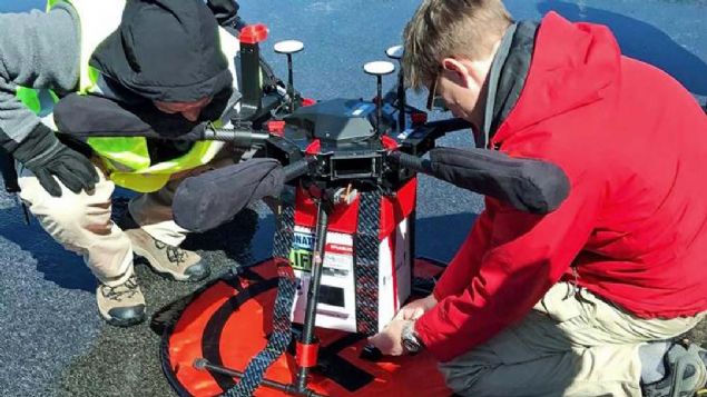 NCE KAN TPLER TAIYARAK TEST ETTLER  <br><br>  Nakil ncesinde organlarn bekletildii zelti, kan tpleri ve baz baka tbbi materyaller ayn ekilde tanarak testler yapld.   