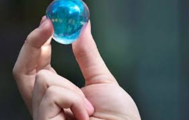 2018'de ger�ekle�en Londra Maratonu'nda 450 ila bin y�l aras�nda yok olan 920 bin plastik �i�e kullan�lmas� organizat�rleri yeni bir alternatif aray���na y�nlendirdi. Kat�l�mc�lara, su ihtiya�lar�n� kar��lamak i�in Londra merkezli bir giri�im olan Skipping Rocks Lab taraf�ndan �retilen 'Ooho' adl� su k�releri verildi.  