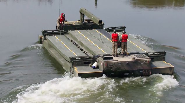 TSK unsurlar�n�n nehir ve akarsular� g�venle a�mas�n� sa�layan ve 'transformer' benzetmeleri yap�lan Samur, T�rk savunma sanayisinin ilk �zg�n tasar�m ve geli�tirme projesi olarak ba�ar�yla g�rev yap�yor.   