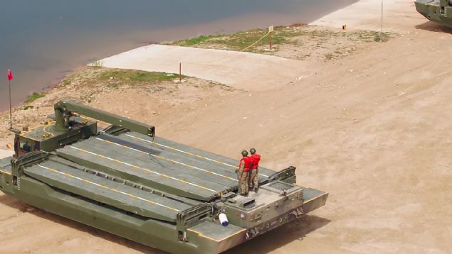 Bu ba�ar�n�n ihracata bir etkisi olmas�n� beklediklerini dile getiren Kurt, ��yle konu�tu:    '�ok enteresand�r, G�ney Kore'de, genellikle teknoloji transfer etti�imiz bir �lkede Samur ile ilgili bir ihtiya� var. Yine ba�ka bir teknoloji devi olan Almanya ve Alman �r�n� ile G�ney Kore'de Samur ile ciddi bir rekabete girdik. Bu y�l i�inde ihalenin sonlanmas�n� bekliyoruz. Hyundai Rotem firmas�yla G�ney Kore'de yerli �retime y�nelik, teknoloji transferini de i�eren bir �n anla�mam�z var. �haleyi kazand���m�z takdirde yine T�rkiye'nin gururu olabilecek bir projeye daha imza ataca��m�z� d���n�yorum.'    