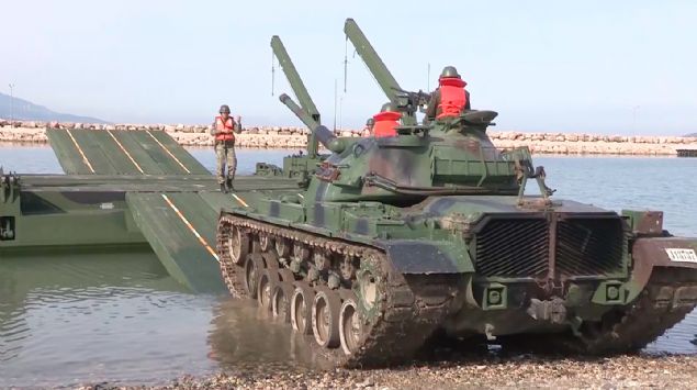 Nail Kurt, G�ney Kore i�in T�rkiye'de silahl� kuvvetlerin elindeki Samur ara�lar�yla kapsaml� bir test ger�ekle�tireceklerini bildirdi.    G�ney Kore'nin istedi�i baz� de�i�ikliklere ili�kin modifikasyonlar� ellerindeki bir arac�n �zerinde yapt�klar�n� anlatan Kurt, 'Onun testiyle birlikte eyl�l-ekim aylar� gibi TSK'nin elindeki Samur ara�lar�yla G�ney Kore Silahl� Kuvvetleri i�in T�rkiye'de �ok kapsaml� bir test yapaca��z. Muhtemelen ihale karar� hemen ertesinde verilmi� olacak. Dolay�s�yla heyecanla bekliyoruz.' dedi.    