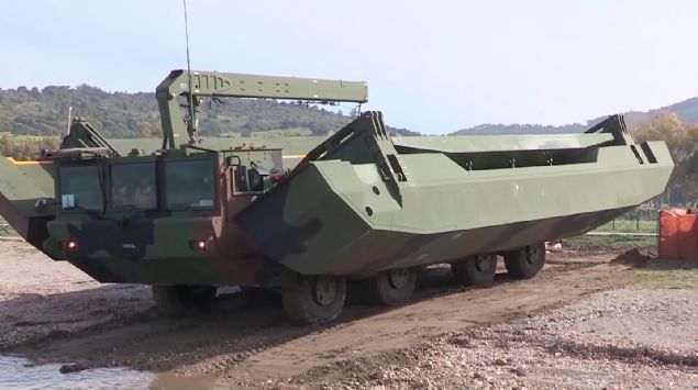 'YERL� �RET�C�, �RET�M VE TEKNOLOJ� ���N HAR�KA �RNEK'    Kurt, Samur ile ilgili tasarlay�p �retmek yan�nda kullan�mla ilgili de �ok fazla bilgiye sahip olduklar�n� belirterek, �unlar kaydetti:    '��nk� Samur ara�lar�n�n bak�m faaliyetlerini de TSK b�nyesinde biz yap�yoruz. Dolay�s�yla ara�lar�n durumuyla, m��teri memnuniyetiyle ilgili birebir �ok yak�ndan bilgimiz var. Allah'a ��k�r �ok memnunlar. Silahl� kuvvetlerdeki b�y�k bir eksikli�i giderdi. Bu ara�lar�n d��ar�dan haz�r al�nmay�p TSK'nin birebir ihtiya�lar�n� kar��layacak �ekilde tasarlanm�� olmas� da olay�n bir di�er yan�. Kullan�m s�ras�nda kar��la��lan daha �nceden d���n�lmemi� ufak tefek de�i�iklikler olursa hemen bunlar da uygulanabiliyor. Dolay�s�yla yerli �reticinin, �retimin, teknolojinin TSK'ye ne denli fayda, kolayl�k sa�layabilece�inin, buna bak�m kolayl���n� da ekleyebiliriz, harika bir �rne�ini ya��yoruz Samur projemizde.'    