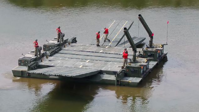  Samur, binlerce par�adan olu�an karma��k bir sistem olmas�na ra�men, aray�z� sayesinde kolayca kullan�labiliyor. Suda ise bir 'joystick' ile idare edilebiliyor ve 360 derece her y�ne hareket ettiriliyor.    Milli imkanlarla tasarlanan 'Samur'lar�n 12'sinin bir araya gelmesiyle yakla��k 25 dakikada 150 metre uzunlu�unda bir k�pr� olu�turuluyor ve ara�lar�n k�y�lar aras� ge�i�ine olanak sa�lan�yor.    