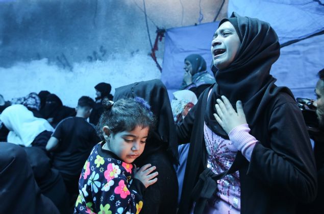 �srail ordusunun bug�n sabah saatlerinden itibaren abluka alt�ndaki Gazze'nin g�neyine d�zenledi�i sald�r�da da Filistinli bir gen� �ehit olmu�tu. 