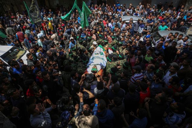 Filistin bayraklar�n�n ta��nd��� t�rende g�stericiler, Filistinli direni� gruplar�ndan �srail sald�r�lar�na yan�t vermesini istedi 