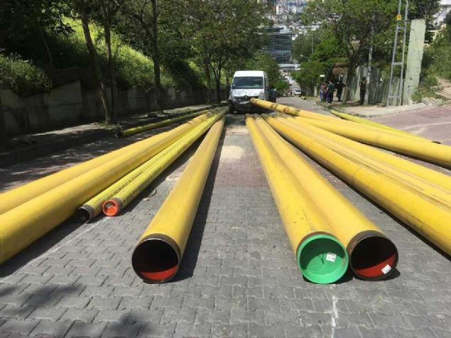 Kathane'de yoku yukar kan TIR'daki doalgaz hatt borularnn yola savrulmas sonucu 5 ara hasar grd. 