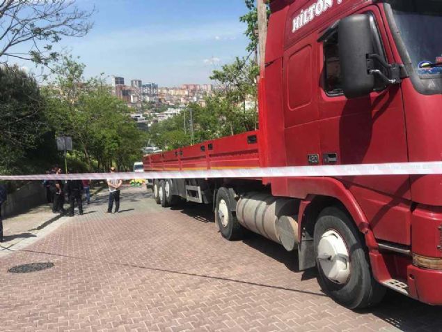 stanbul Kathane'de Grsel Mahallesi'nde saat 13.15 sralarnda TIR'n srcs yoku kt srada dorsede bulunan doalgaz hatt borular henz bilinmeyen bir nedenle yola sald. 