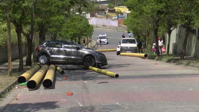 TIR'n arkasnda ilerleyen kamyonet ve bir otomobile demir borular arpt. Otomobil demir borularn arpmas ile yan dnd. Borulardan birisi de kapal kasa kamyonetin nne sapland. Aaya doru kayan demir borular park halinde olan 3 araca daha hasar verdi. 