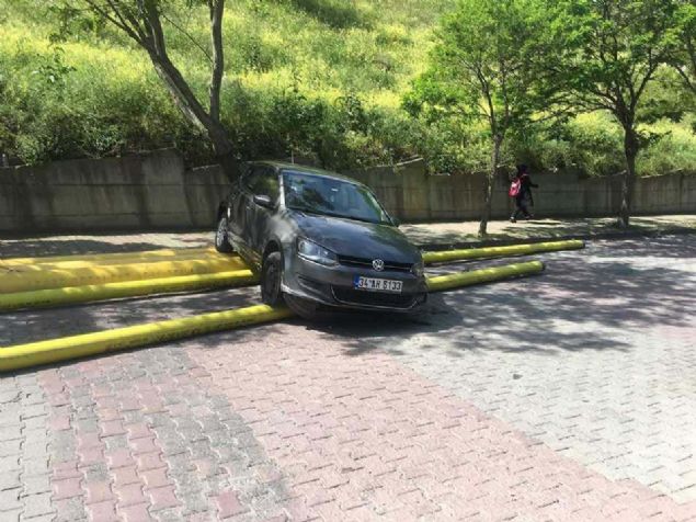 hbar zerine olay yerine salk ve polis ekibi sevk edildi. Olay yerine gelen salk ekipleri TIR srcs ve oka giren kadn srcye mdahale etti. Gvenlik nedeniyle sokak yaya ve ara trafiine kapatld. 