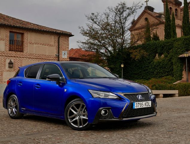 Alman retici Volkswagen, bu yln ilk drt aynda Trkiyede 11.892 adet sata imza att. Markann otomobil satlarnda liderlii 3.353 adet ile Passat elde etti. Hafif ticari satlarnda en ok satlan Volkswagen model ise 1.132 adet ile Transporter oldu.    