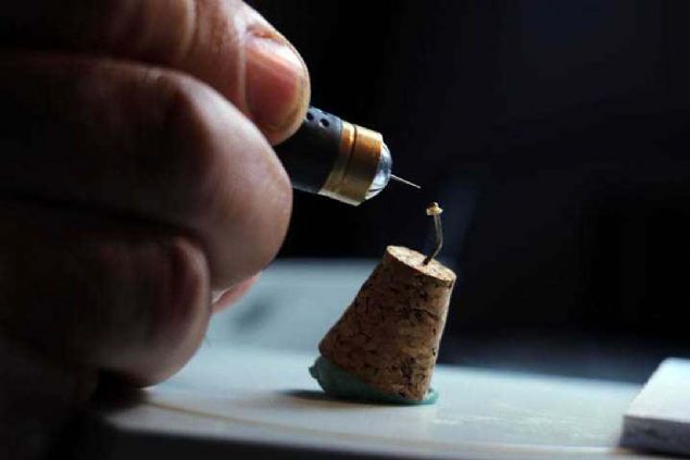 Kenarndaki hatalar da bir arnn inesini kullanarak dzelttik. 6 ay iinde yzlerce kez bozuldu yazmz. Tekrar denedik sabrla, sebat ettik.' 