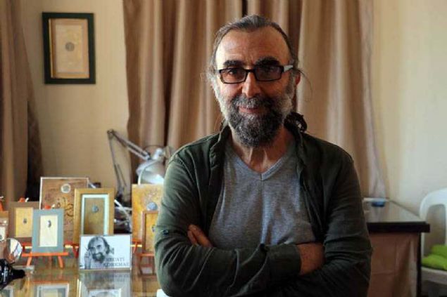 Hat sanats Seyyid Kasm Gubari'nin 400 yl nce pirin tanesine hlas suresini yazdn anlatan Korkmaz, buradan yola karak ayn sureyi bu kez daha kk olan incir ekirdeine yazmaya karar verdiini syledi. 