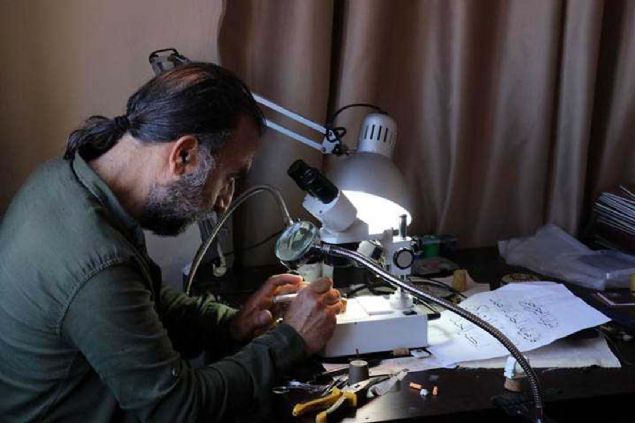 '6 ay uratm ve incir ekirdeine sureyi sdrdm. Bu alma, dnyada u ana kadarki en kk hat yazmas oldu.' dedi. 