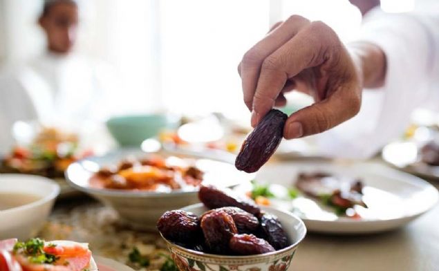 Ramazanda bir mazeret olmakszn tutulmayan orular, gn gnne kaza edilir. Ancak mazeretsiz olarak Ramazan orucunu tutmamak byk gnah olup ayrca bundan dolay tvbe istifarda bulunmak gerekir.  