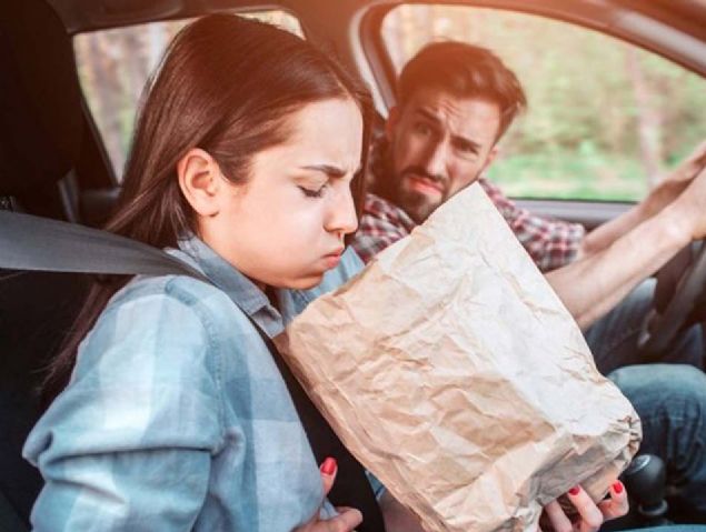 -steyerek, zorlayarak biraz kusmak     