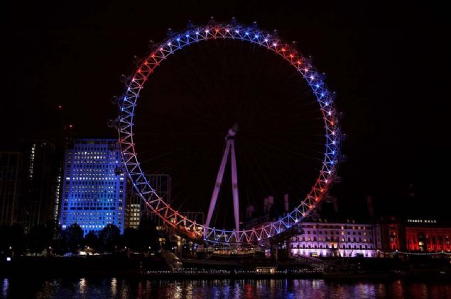 London Eye dnyaya gelen kraliyet bebei iin bayrak renklerinde klandrld.  