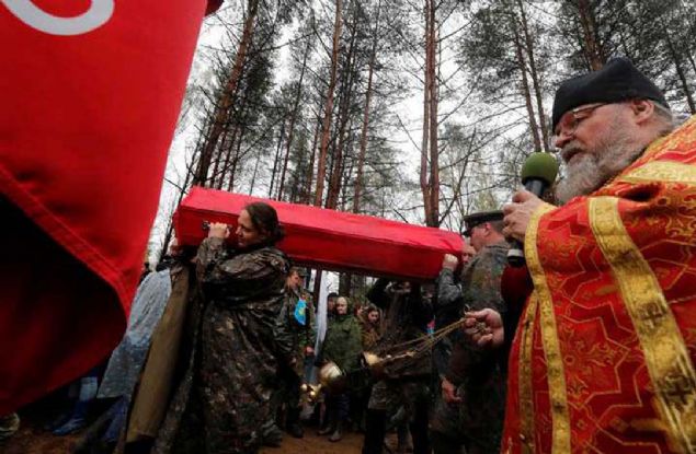 41 kzl tabut, Rus sava arklar ve merasim ktasnn ateleriyle gmld. 