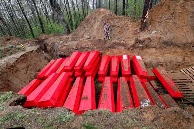 Sovyet askerlerinin ceset paralar, kzl tabutlara konularak tekrar gmld. 