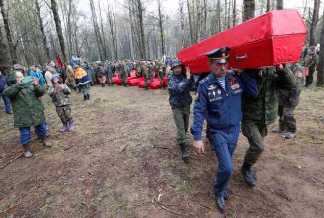 Gnll arama ekipleri, kinci Dnya Sava'ndan arta kalanlar, tabutlara koyarak srtlad. 