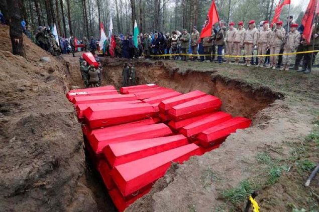 kinci Dnya Sava'ndan arta kalanlar, tabutlara koyarak srtlad. Tam tamna 714 askerden geriye kalanlar gnlller buldu! 