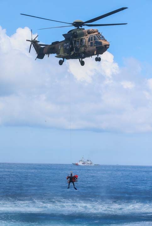 Jandarma Genel Komutanl'ndan da Jandarma zel Asayi Komutanl (JAK) daclk timi ile 1 arama kurtarma helikopteri katlacak.  <br><br>  Fotoraflar: AA  <br>  Haber: Atakan en  