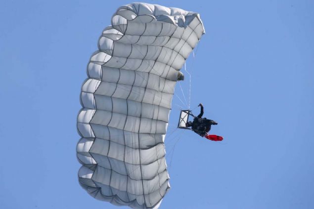 Grev sorunsuz yerine getirildi  <br><br>  zmir Krfezi'ne 53 deniz mili mesafede olan blgeye Kara Kuvvetleri Komutanl'ndan 1 arama kurtarma helikopteri,  