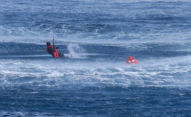 Senaryo gerei yanan ticari gemi ise Sahil Gvenlik gemilerinin mdahalesiyle sndrld.  