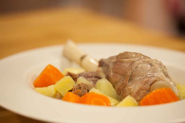 'Baharatl besinlerin fazla tketilmesi susuzluk hissini arttracaktr. Bu nedenle ok baharatl ve tuzlu besinlerden kanmak uygun olacaktr.  