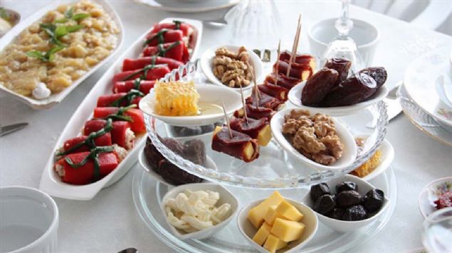 Bunu nlemek iin iftar sofralarnn olabildiince sade kurulmas ve besin deeri dk olan gereksiz kalorilerden kanlmas uygun olur.  