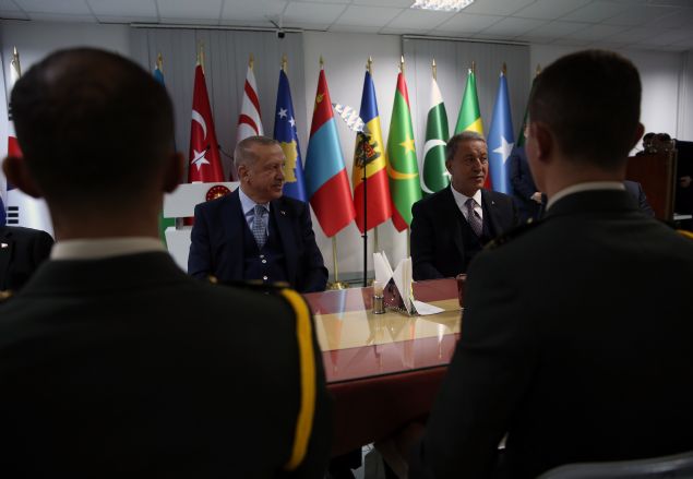  Bakan Erdoan, 15 Temmuz darbe giriiminin ardndan ordunun insan kayna yetitirme sistemini yeniden dzenlediklerini ve Milli Savunma niversitesini kurduklarn belirterek, 'niversitemizin u anda ierisinde bulunduumuz Kara Harp Okulumuz bata olmak zere tm alanlarda ksa srede nemli baarlara imza attn grmekten memnuniyet duyuyorum. Eksikler, aksaklklar elbette olabilir. Bunlar da en ksa srede el birliiyle zecek ve kararl bir ekilde yolumuza devam edeceiz.' dedi.  