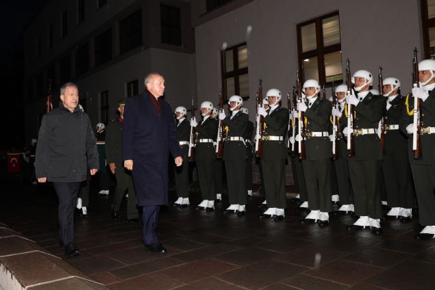  Erdoan, rencilerin ramazan erifini tebrik ederek, 'lkemizin gvenlii ve milletimizin huzuru iin gzlerini krpmadan canlarn vermi tm ehitlerimize Allah'tan rahmet diliyorum. Bu mcadelede yer alp da gazilik unvanyla ereflenen kardelerimize salk ve afiyet temenni ediyorum. Siz deerli rencilerimize grev yapacanz yerlerde imdiden baarlar diliyor, Rabbim hepinizi korusun, muhafaza eylesin, muzaffer eylesin.' diye konutu. 