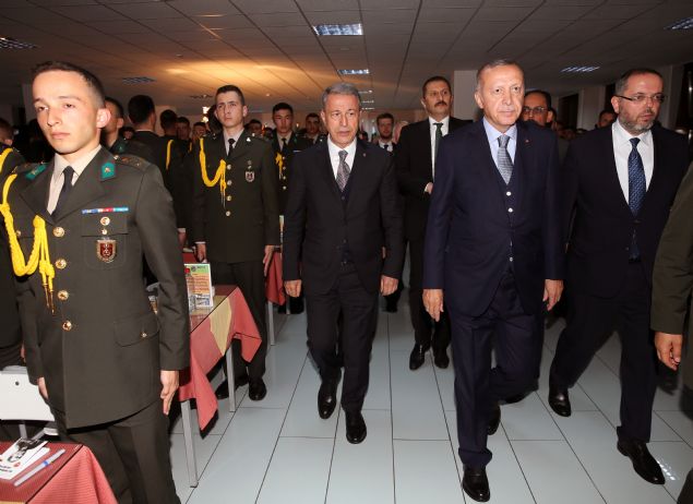  Aynsnn Harbiye Mar'nda, adeta Eski Ordu Mar'na mukabele niteliinde olduunu belirten Erdoan, 'ahikalar stnde meydan okur bu erler/Yaklaacak dmana mezar olur bu yerler/Balayamaz bir kuvvet bu kasrga milleti/Tarihlere sorun ki bize 'lmez Trk' derler.' dizelerini okudu.  