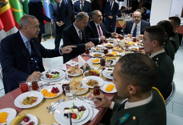  Bu grevi yerine getirmenin belirli fiziki artlarn ve cesaretin yannda kalpte derin vatan ve millet sevgisiyle bunlar temsil eden deerlere gl bir ball gerektirdiine dikkati eken Erdoan, yle konutu: 