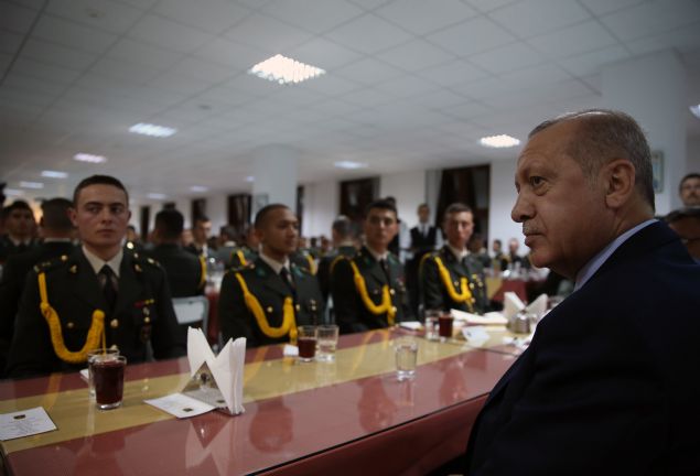  Milli Savunma Bakanl, niversite ynetimi ve hocalara gayretleri iin teekkr eden Erdoan, 'rencilerimizi bu ecdat mesleini tercih ettikleri iin zellikle kutluyor, eitimlerinde ve hayatlarnda kendilerine baarlar diliyorum. Sizlerin abalar ve gayretleriyle 15 Temmuz ihanet etesinin Peygamber oca olarak grdmz kahraman ordumuzda yol at tahribat ksa srede ortadan kaldrmay baardk.' ifadelerini kulland.  