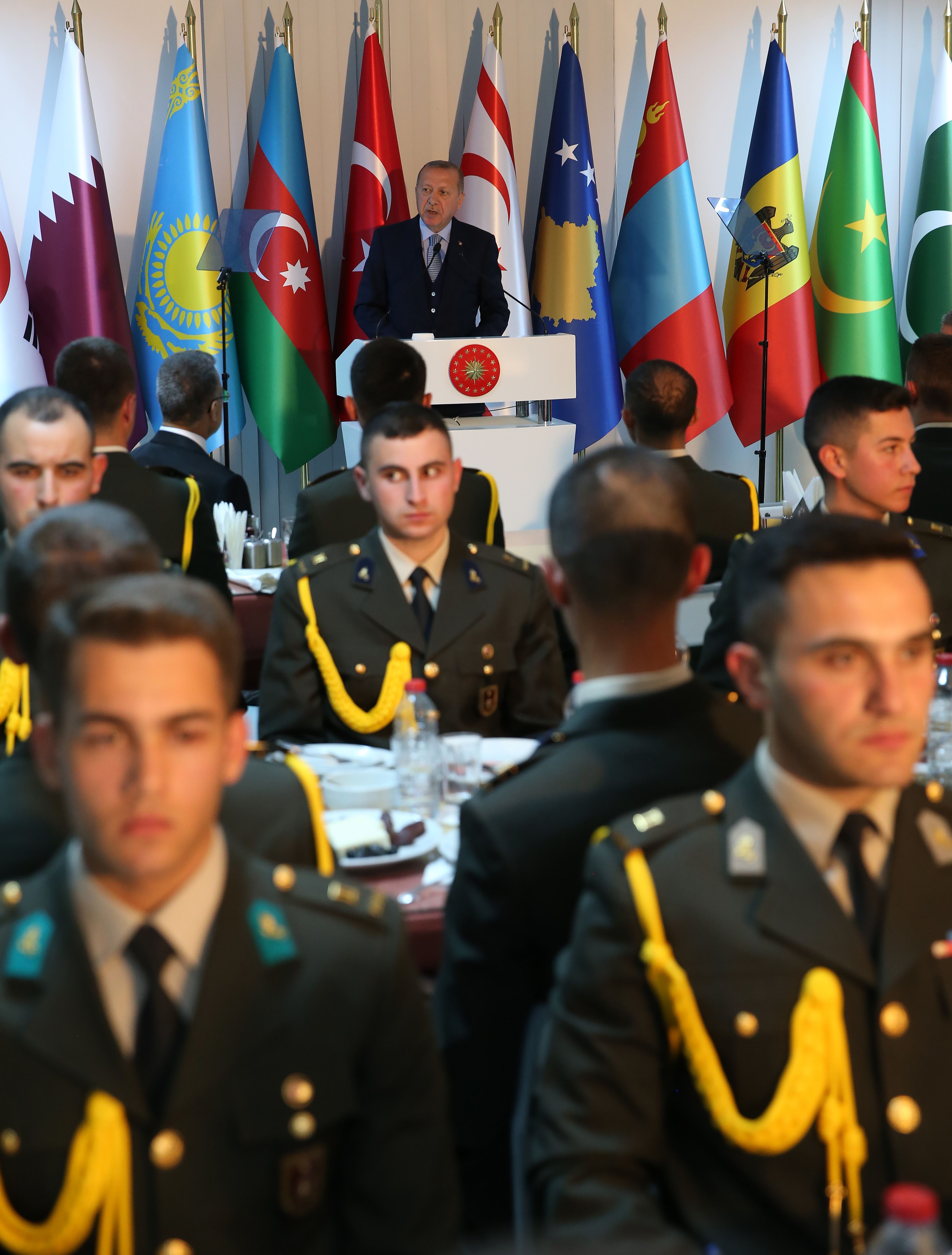 Bakan Erdoan, Milli Savunma niversitesi (MS) rencileri ile Kara Harp Okulu'ndaki iftarda bir araya geldi. 