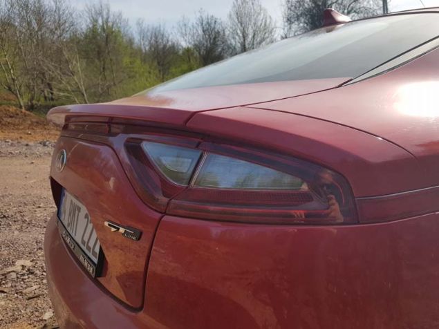 <p>  	Ön tasarımı gibi arka tasarımında da önceki Kia modelleri ile ayrışan otomobilin, Coupe tasarımı arka tasarımına da yansımış. LED stop lambaları sanki tüm arkayı kaplamış gibi görünüyor. </p>