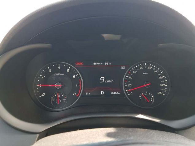 <p>  	Stinger'ın en güçsüz versiyonu olan test aracımızda 2.0 litrelik T-Gdi motor görev yapıyor. 243 beygir güç ve 353 Nm torka sahip olan bu otomobil, 0-100 km/s hızlanmasını 6 sn'de tamamlayabiliyor. Ülkemizde yer almayan 3.3 litrelik V6 motor ise bu aracın en güçlü versiyonunu oluşturuyor. 2 litrelik motorda sadece arkadan itişli olarak sunulan otomobil, sportif sürüşle konforlu sürüşü bir arada sunabiliyor. </p>