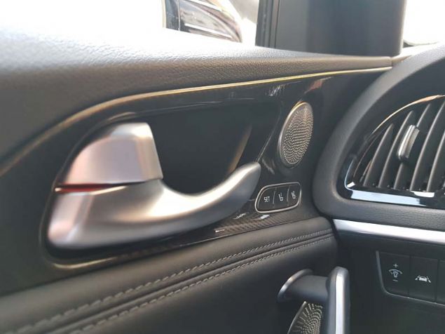 <p>  	Aracın iç mekanındaki detaylardan biri de Harman Kardon ses sistemi. Aracın güzel ses yalıtımı ile bu ses sistemi içeride güzel müzikler dinlemenizi sağlıyor. </p>