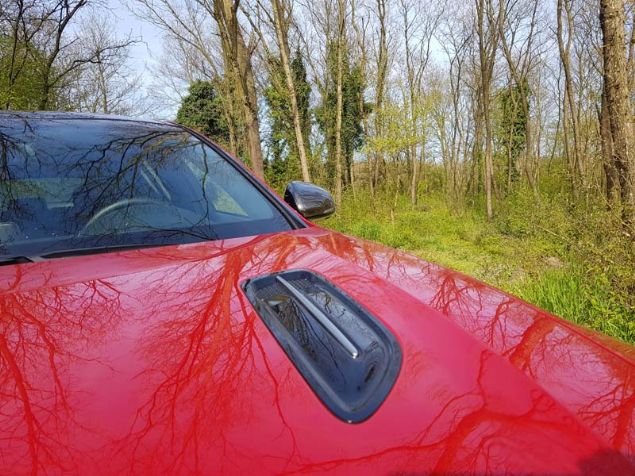<p>  	Stinger, farklı ve agresif tasarım çizgileri ile ön plana çıkıyor. Standart Kia modellerinden çok farklı bir tasarıma sahip olan modelin detayları da onun agresif görünmesini sağlıyor. Kaput üzerindeki sahte çıkışlar da bunu destekler nitelikte. </p>