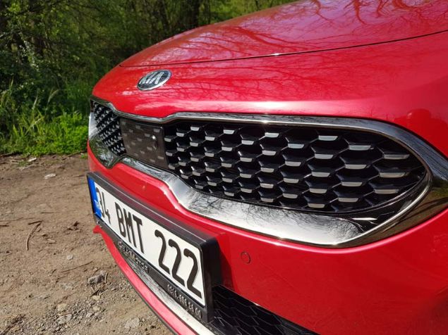 <p>  	Stinger'ın diğer Kia modellerine benzeyen tek noktası ön ızgara. Kia Stinger'ın tasarımı ile bütünleşen bu ızgara, aynı zamanda teknolojik detayları da üzerinde barındırıyor. Araç üzerindeki 360 derece kamera sistemi ve çarpışma önleyici sistemi barındıran ön ızgara koyu krom detaylar ile aracı daha elit ve daha kaliteli gösteriyor. </p>