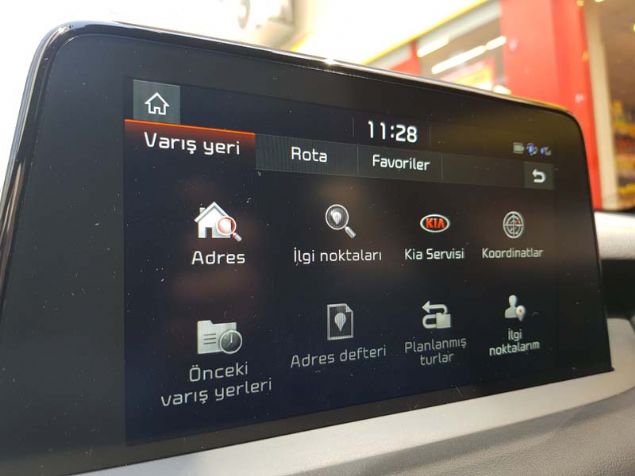 <p>  	7 inç boyutundaki multimedya ekranının kullanımı oldukça kolay. Dokunmatik hassasiyeti de günümüz telefonlarından farksız olan Stinger biraz daha büyük bir ekrana sahip olabilirmiş. Navigasyon gibi seçeneklere sahip olan bu sistemi isterseniz altta bulunan tuşlar ile de idare edebiliyorsunuz. </p>