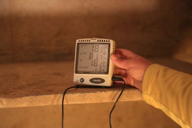 Bilim insanlarnca mezar odasna zel iklimlendirme sistemi kurulduunu aktaran Arslan, 'Altn bezemelerle ssl duvarlar bulunan mezar odasnn, grkemli kabartmalar olan lahdin, gelecek kuaklara aktarlmas iin yllardr zel bir alma yrtlyor.   