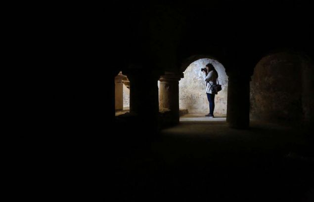 Kral mezarnn, arkeoloji tarihi asndan son 100 ylda bulunan en nemli tarihi eserler arasnda gsterildiini belirten Arslan, soygunda byk zarar gren mezar odasnn korunmas iin titiz alma yrtldn syledi.   