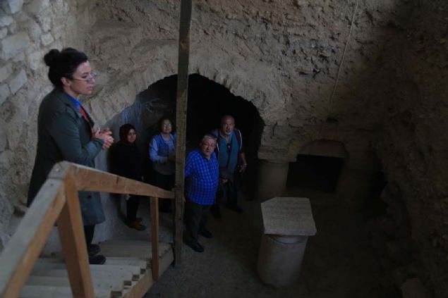 Arslan, yzeyden yaklak 18 metre aada bulunan mezar odasnn, lahit ile evreleyen figrleri ve duvar resimleriyle dnemin tarihine k tuttuunu dile getirdi.     