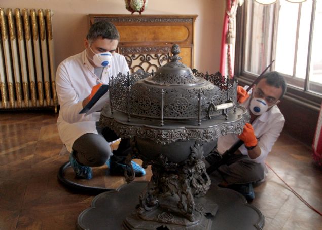 Yldz, mobilyalarda yaplan konservasyon uygulamalarnda da ok dikkatli olunmas gerektiinin altn izerek, unlar kaydetti:  <br><br>  'Milli Saraylar mobilya envanterindeki eserler, birbirinden ok farkl tekniklerde ve ok farkl lkelerden buraya temin edilmi. ok geni bir mobilya koleksiyonumuz var ve bu koleksiyonumuzdaki her bir eserin ihtiyac ayr olabiliyor. Bir masa ile varakla tezyin edilmi bir aynann hi phesiz ihtiyalar ayn olmayabiliyor.'   