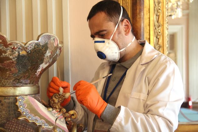 Tarih, arkeoloji, sanat tarihi ve el sanatlar alanlarndaki uzman kiilerden oluturulan Milli Saraylar Obje Bakm ve Konservasyon Ekibi, Milli Saraylar'a bal saray ve kasrlarn byk salonlarnn ve gezi gzergahnn bakmn, ziyarete kapal olan pazartesi gn gerekletiriyor.   