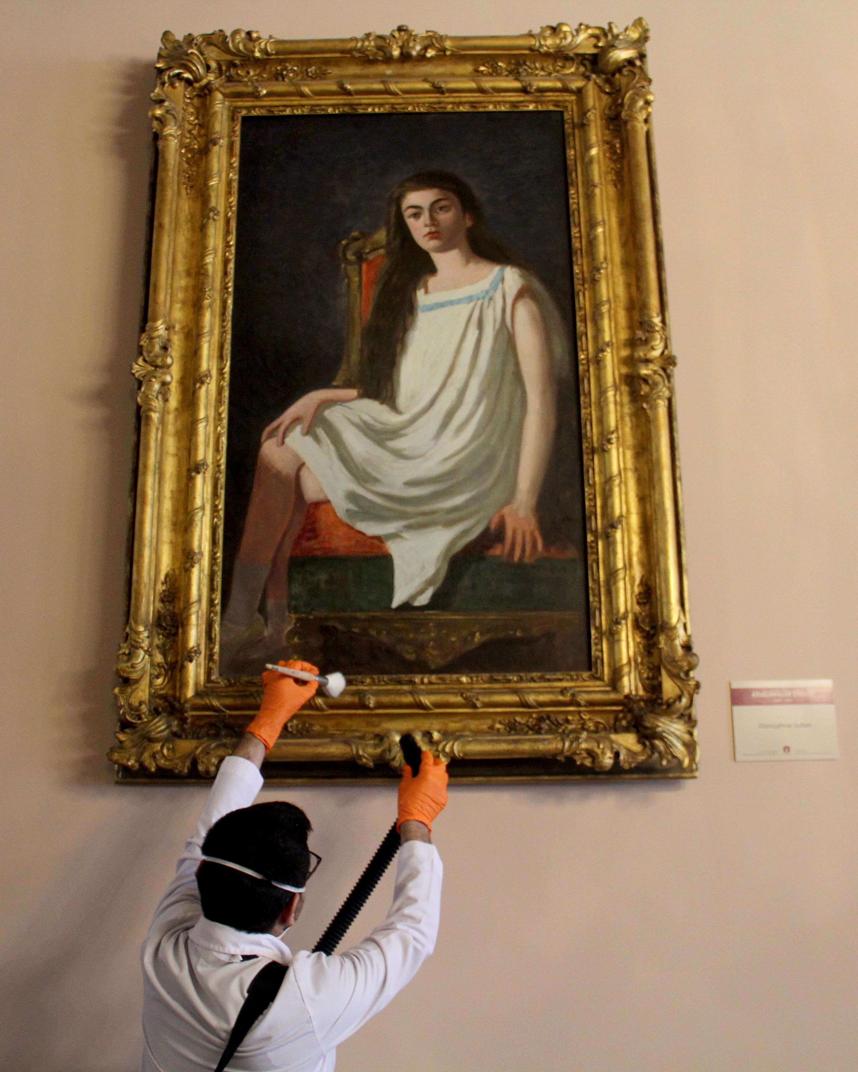 Yldz, bakm yaplan objeler arasnda tablo, vazo, cam eserler, mobilyalarn yan sra tekstil rnlerinin de bulunduunu belirterek, 'Objelerin uzun yllar yaanmlklarndan kaynaklanan veya d etkilere bal olarak birtakm ypranmalara maruz olduunu gryoruz. Bu etkileri gidermek iin objelerin restorasyona ihtiyac oluyor. Ancak her objenin de restorasyona gelmeden nce geirdii bir sre var. O sreci bu arkadalarmzla yrtm oluyoruz.' diye konutu.   